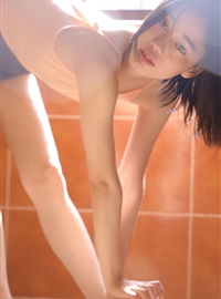 日本裸背吊带美女翘臀湿身丰满性感人体艺术摄影图片(11)
